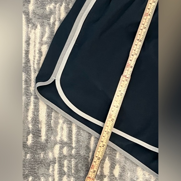 Vuori Cardiff Short in Charcoal Color Block, size M, EUC - Picture 4 of 8